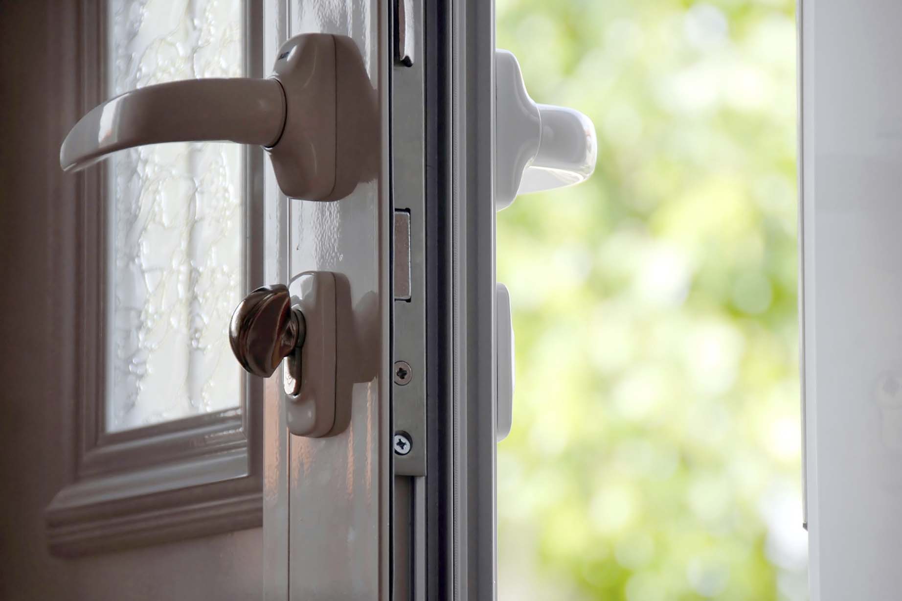 What type of door lock is best for the front door?